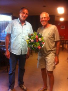 Piet Kool met de bloemen voor Bergerac
